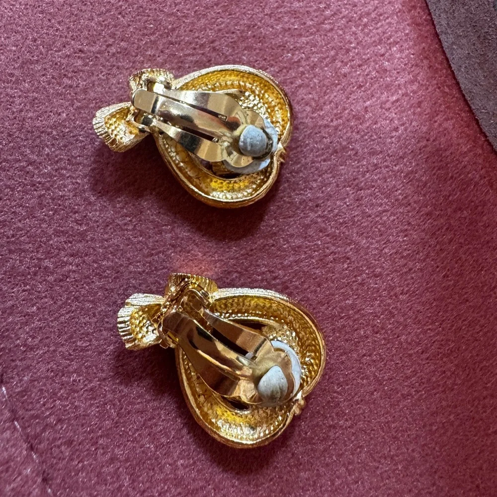 Escada Signed Vintage Gold Tone Ribbon Knot Clip On Earrings - Picture 3 of 5
